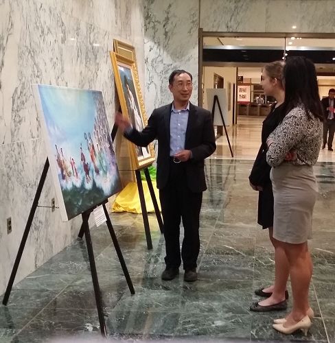 '圖7：議員辦公室的兩位女助手參觀畫展。'