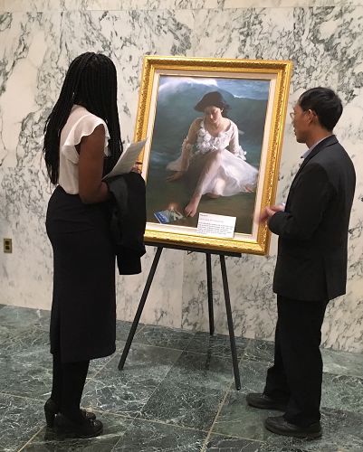'圖10：一位州議員助理在看畫展。'