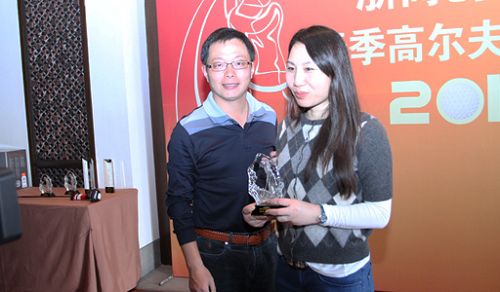 圖7：孫茜（右）參加浙商創投杯2012春季高爾夫邀請賽，獲女子「總桿季軍」。（網路照片）