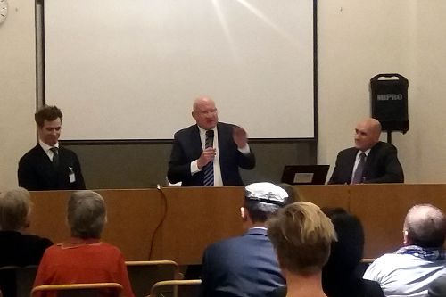 瑞典國會研討會上的演講嘉賓，主席台上左起瑞典律師尼古拉斯（Nicolas），美國知名獨立調查記者、中國問題專家伊森•葛特曼先生（Ethan Gutmann）和「國際反強摘醫生組織（DAFOH）」的代表、法國的阿羅德•金醫生（Harold King）。