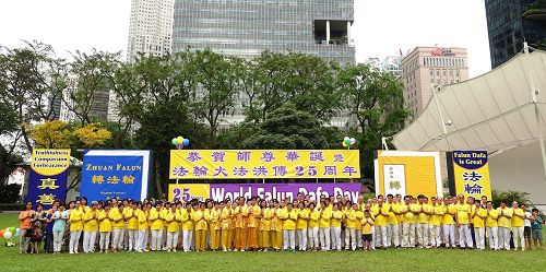 '圖1：二零一七年五月二日，新加坡法輪功學員在芳林公園慶祝即將來臨的世界法輪大法日。圖為學員們集體合影，虔敬合十，恭祝師尊生日快樂。'