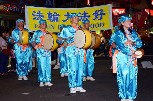 圖1-3：法輪功學員的腰鼓隊參加台灣苗栗縣頭份市四月八文化節。