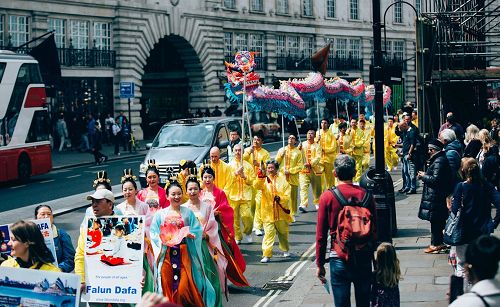 '圖1～4：遊行隊伍經過倫敦中心商業街區'