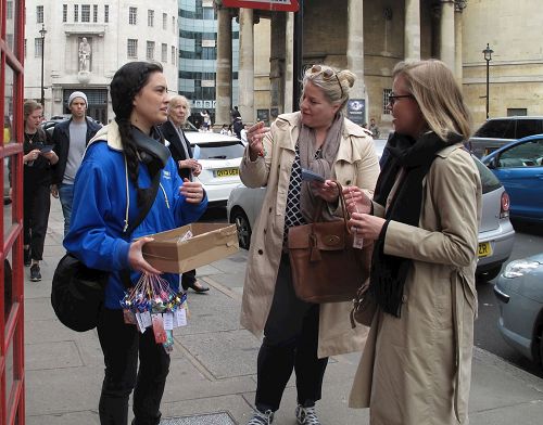 '圖8：二零一七年五月七日，兩位來自挪威的女士在倫敦看到「慶祝世界法輪大法日」遊行，感到非常高興'