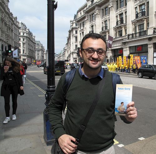'圖9：二零一七年五月七日，在倫敦市中心，從阿塞拜疆第一次來倫敦旅遊的人類學學者卡加尼（Khagani）遇到「慶祝世界法輪大法日」遊行'