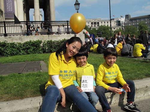'圖4：二零一七年五月七日，七歲的萊昂納多和五歲的塞巴斯蒂安跟媽媽蘇一起參加了在倫敦舉行的慶祝「5﹒13世界法輪大法日」活動'
