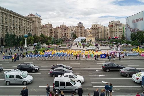 '圖1：二零一七年五月二十七日，烏克蘭法輪功學員在首都基輔市中心舉辦弘法活動，傳播法輪功的真相。'