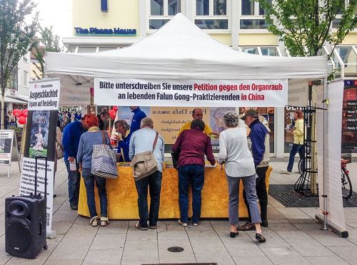 '圖1：二零一七年五月二十日，德國西南部萊茵蘭-普法爾茨州的法輪功學員在蘭道（Landau）舉辦信息日，傳播法輪功的真相，同時徵集「反對中共強摘器官」的簽名。'