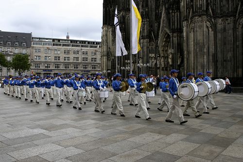 天國樂團打頭陣，從科隆大教堂前出發，開始了在科隆市中心的遊行。