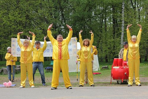 '圖1：二零一七年五月二十七日，聖彼得堡法輪功學員在城市北部的聖彼得堡皇家領土公園舉行弘法講真相活動。圖中法輪功學員正在演示法輪功的功法。'