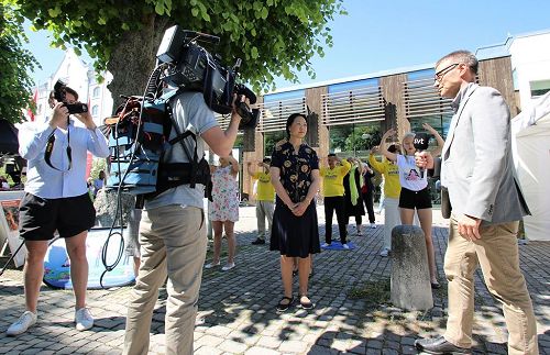'圖2：瑞典國家電視台、瑞典國家電台、瑞典電視24台都分別來到活動現場，對法輪功學員進行了採訪。'