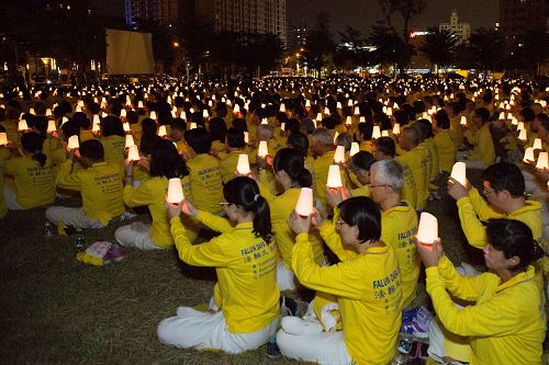 '圖3～4：南台灣法輪功學員高舉燭杯，悼念在中國大陸被迫害致死的同修。'