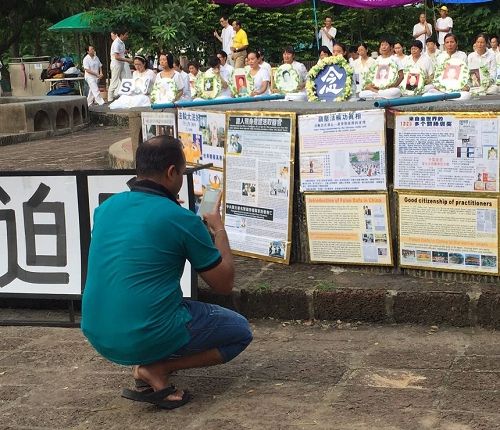 '圖2～4：2017年7月16日，泰國法輪功學員在曼谷舉行反迫害集會。圖為現場觀眾拍照、聽真相。'