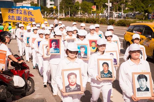 '圖14～15：悼念在中國大陸被迫害致死的法輪功學員'