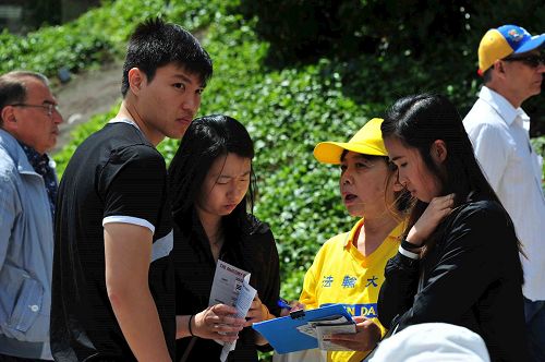 '圖4：三位年輕華人留學生得知中共迫害法輪功真相後表示震驚。'