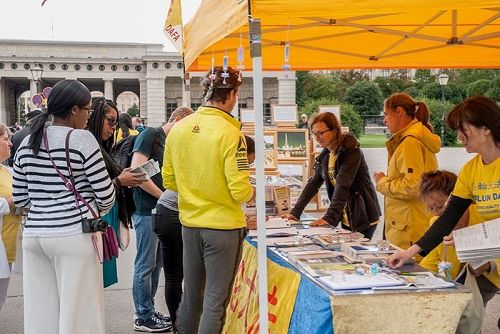 '圖1～3：法輪功學員在維也納總統府前的英雄廣場上舉辦信息日活動'