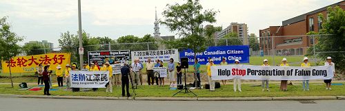 圖1：七月十九日，渥太華部份法輪功學員匯聚到中使館前，譴責中共十八年前發起的對法輪功學員的迫害，呼籲停止迫害。