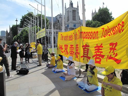 '圖1～2：二零一七年七月十八日，部份英國法輪功學員又一次來到英國議會大廈前廣場舉行講真相反迫害活動。'