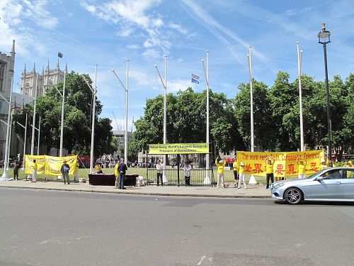'圖1：二零一七年七月十八日，英國法輪功學員在英國議會大廈前廣場舉行講真相反迫害活動'