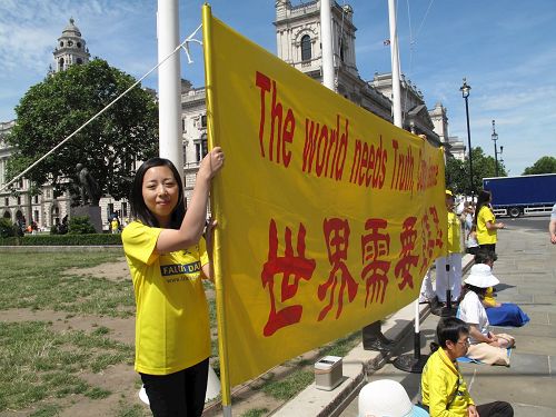 '圖2：二零一七年七月十八日，艾米在英國議會大廈前參加法輪功學員講真相反迫害活動'