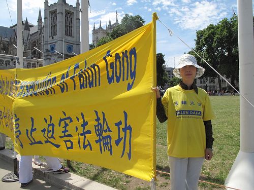 '圖3：二零一七年七月十八日，陳蕾在英國議會大廈前參加法輪功學員講真相反迫害活動'