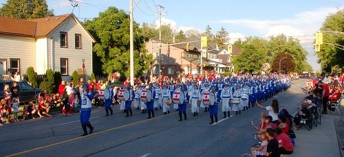圖05：多倫多天國樂團下午趕到距離多倫多150公里的斯特拉特福（Stratford）參加當地7點的遊行（Stratford Canada Day Parade）。