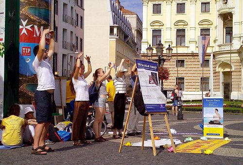 '圖1：斯洛伐克法輪功學員在首都布拉迪斯市中心老城歌劇院前舉辦講真相活動'