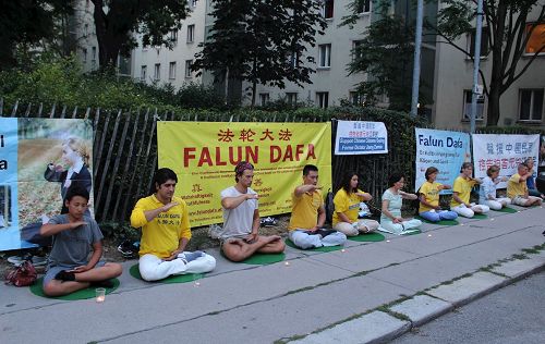 '圖1～3：奧地利法輪功學員在首都維也納的中使館前舉行活動，抗議中共迫害'
