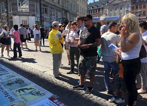 '圖1～2：丹麥法輪功學員在哥本哈根市中心新廣場向民眾講真相'