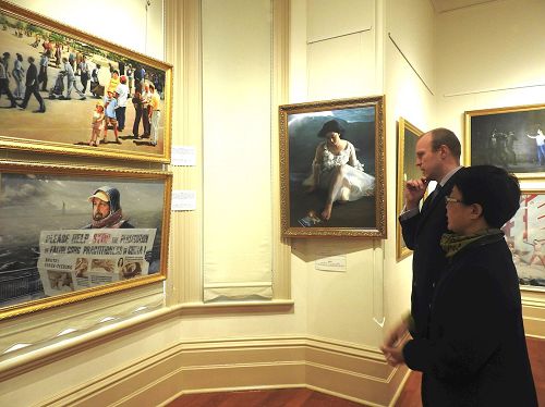 '圖3：阿德萊德恩利市長在觀賞美展作品。'