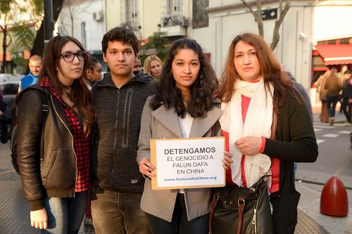 '圖11：七月二十二日和二十三日，阿根廷學員又來到了布宜諾斯艾利斯的唐人街講真相和徵簽。'