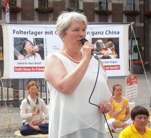 '圖1～3：法輪功學員在萊茵河畔德國杜塞爾多夫市政府廣場上舉辦反迫害十八週年活動'