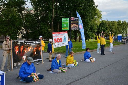 '圖1～3：聖彼得堡學員舉行弘法活動，紀念法輪功和平理性反迫害十八週年'