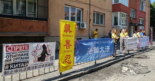 '圖1：法輪功學員在中共大使館前抗議迫害'