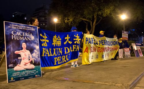 圖2：秘魯法輪功學員在中使館前的Alfonso Ugarte 公園抗議中共迫害