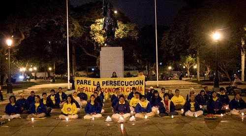 圖3-4：秘魯法輪功學員們點起了燭光，悼念被中共迫害致死的中國大陸同修，並呼籲早日制止迫害。