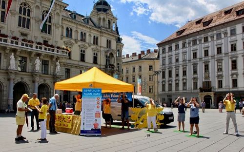 '圖1～9：法輪功學員在格拉茨省政府和市政府所在地 Hauptplatz 廣場舉行信息日活動'