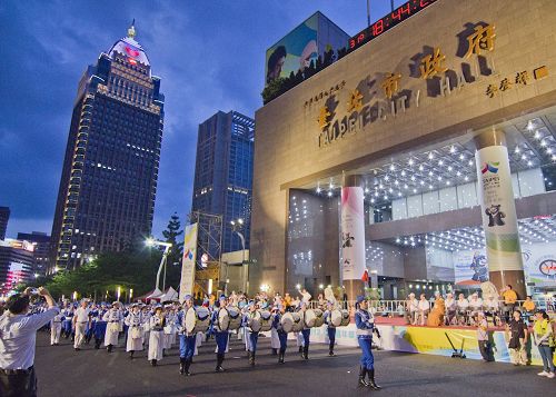 '圖1～3：法輪功學員組成的天國樂團參加台北世大運的嘉年華踩街遊行，整齊劃一、精神抖擻行經台北市熱鬧的街頭。'