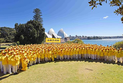 '圖3～4：澳洲法輪功學員在悉尼皇家植物園集體合影，感恩師父的救度之恩。'