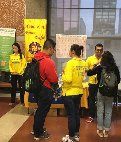 '「法輪大法在麥基爾（Falun Dafa at McGill）」作為新社團，在活動中向大學生們介紹法輪功'