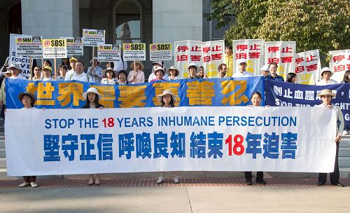 '圖2：法輪功學員在加州首府沙加緬度議會大廈前舉行集會'
