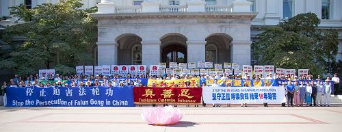 '圖3：法輪功學員在加州首府沙加緬度議會大廈前舉行集會'