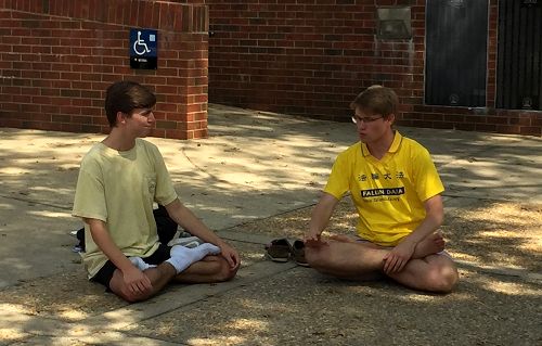 圖4-5：喬治亞大學學生盤腿打坐學煉法輪功