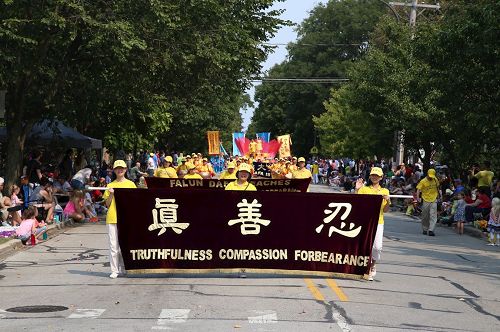 '圖2～3：「Falun Dafa」和「真善忍」的橫幅開道'