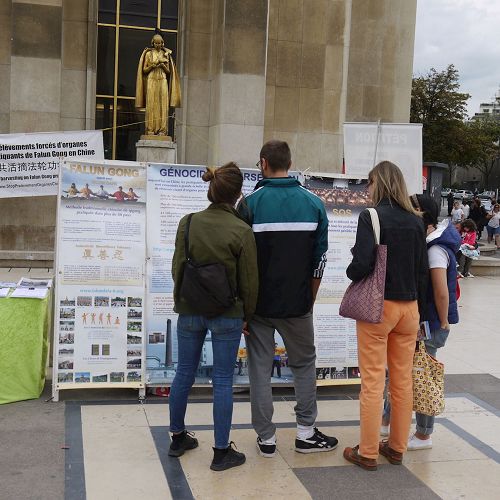 '圖2～4：巴黎部份法輪功學員在艾菲爾鐵塔下的人權廣場進行介紹法輪功和講真相的活動'