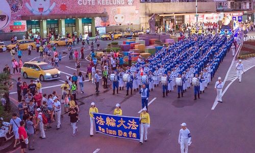 '圖2：龐大的天國樂團參加中元祭放水燈遊行。'