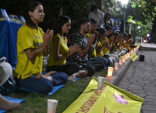 '圖3～4：學員們舉辦燭光夜悼，悼念被中共迫害致死的法輪功學員'