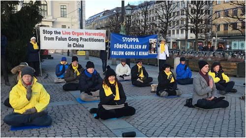 '圖1～2：瑞典法輪功學員在哥德堡市中心舉辦活動，向民眾介紹功法，揭露中共迫害'