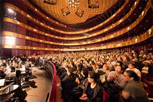 '圖2：二零一八年一月十一日晚，神韻紐約藝術團在紐約林肯中心大衛寇克劇院的首場演出大爆滿的盛況。'