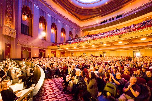 圖3：二零一八年一月二十七日和二十八日，神韻紐約藝術團在聖路易斯皮博迪歌劇院（Peabody Opera House）上演了三場演出。圖為二十七日下午演出大爆滿的盛況。